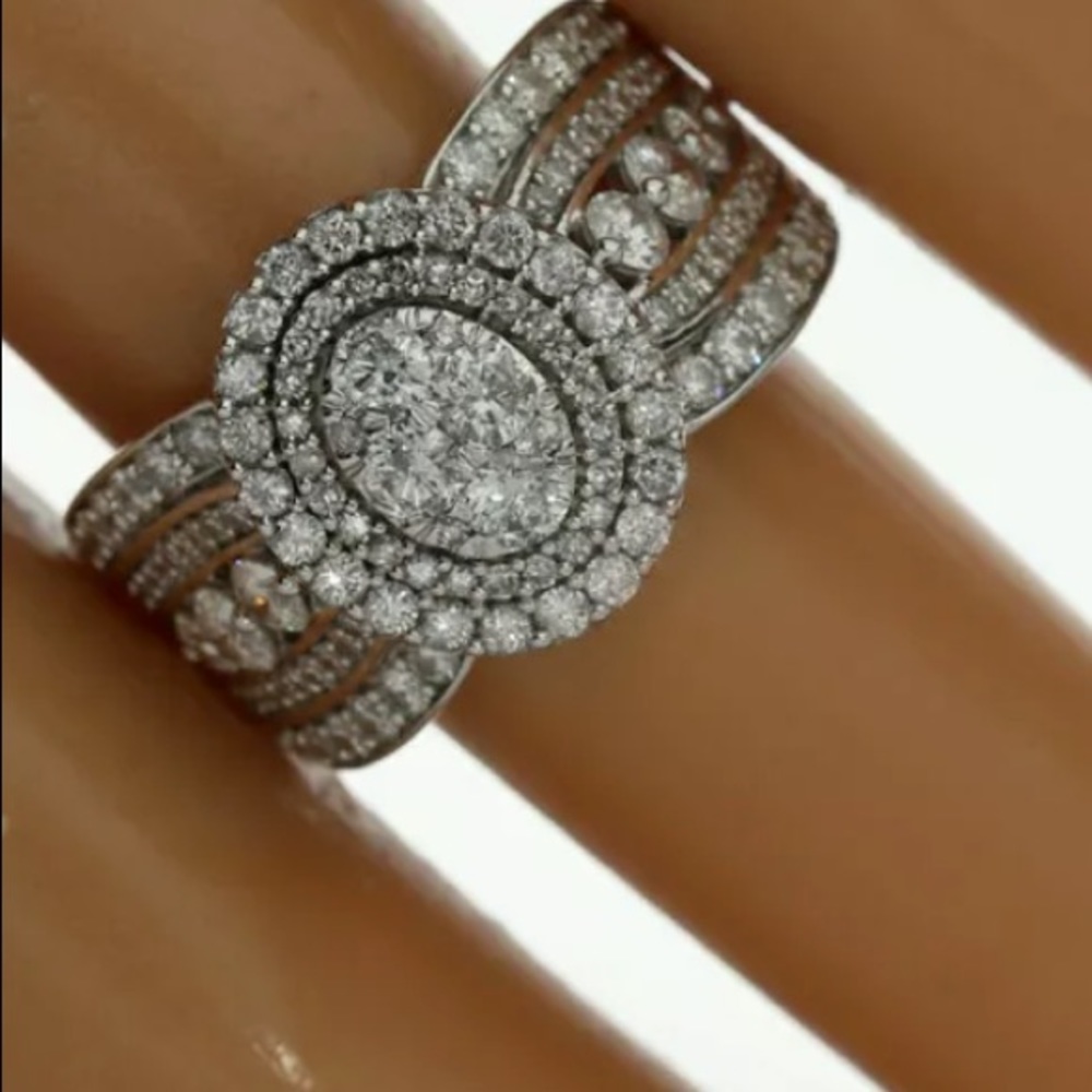Stunning 1.70 carat 10k white gold diamond ring
